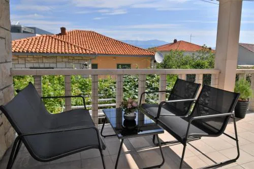 Apartments Mandalena with terrace, 1 min walk to the beach