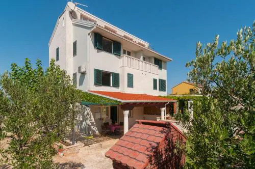 Apartments with parking space Supetar, Brac - 16923