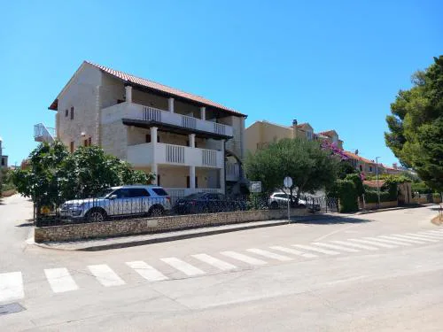 Apartments with parking space Supetar, Brac - 21110