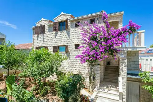Apartments with parking space Supetar, Brac - 5670