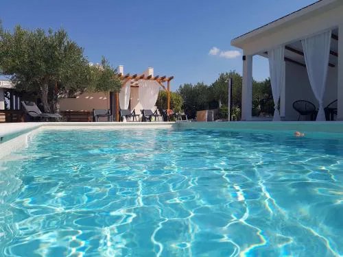 Dalmatian stone house with swimming pool near Supetar