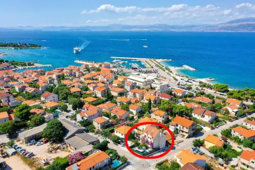 Family-friendly apartments with swimming pool Supetar, Brac - 12893