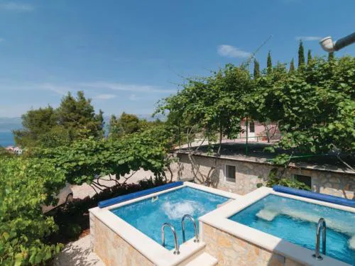 Holiday Home Blossom - Four Bedroom Holiday Home with Outdoor Pool and Jacuzzi - ST