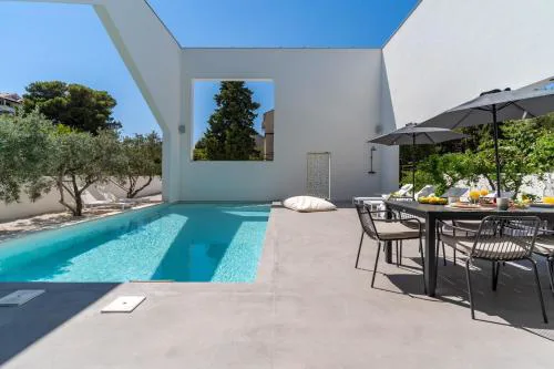 Luxury 5-bedroom Villa Altabianca with a Heated Pool, Finnish sauna, an outdoor Cinema, 50m from the beach