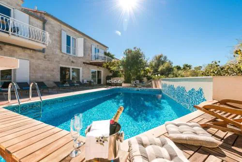Luxury Beachfront Villa Casa Mare with private heated pool and gym right at the beach in Mirca - Brac