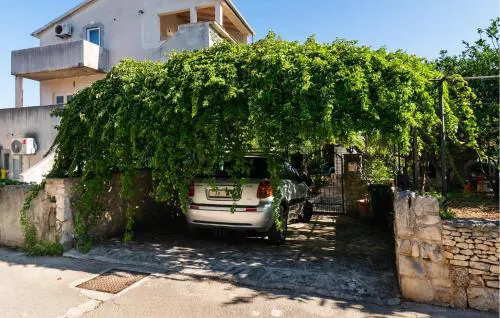 Two-Bedroom Apartment In Supetar