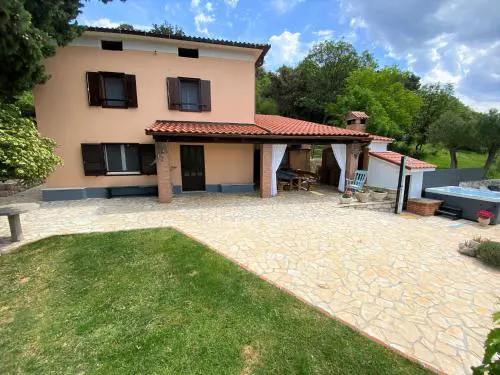 Tolles Ferienhaus In Supetarska Draga Mit Garten