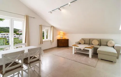 Amazing Apartment In Sutivan With Wifi