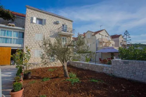 Apartments with parking space Sutivan, Brac - 752