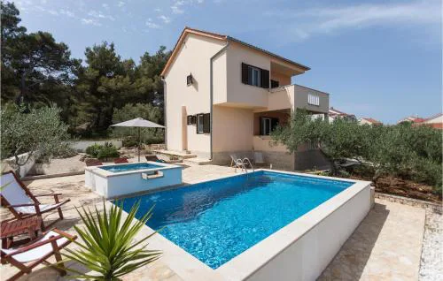 Awesome Home In Sutivan