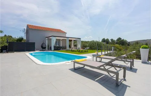 Awesome Home In Sutivan