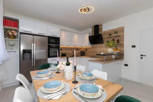 Azuris - Modern Sea View Apartment, Steps from the Center and Beach
