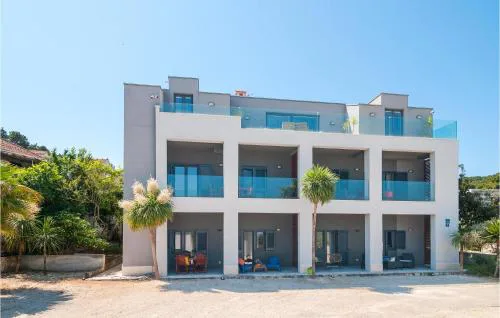 Gorgeous Apartment In Sutivan With Wifi