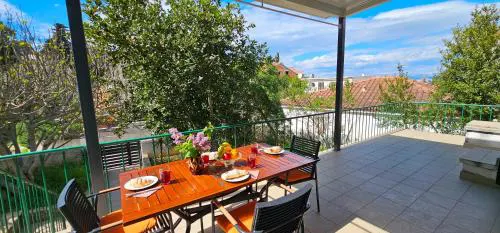 Home with garden, terrace and bike or boat storage, 30m from beach - Fig Tree House