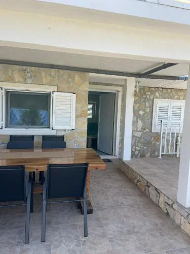 Off grid Robinson house Karmen