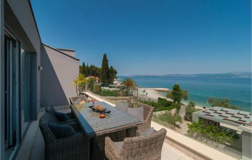 Stunning Apartment In Sutivan With Wifi