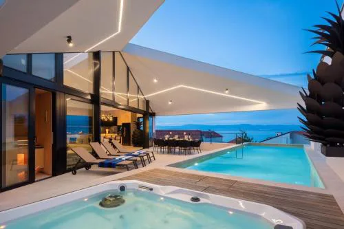 Stunning Luxury Villa Sandorin Private Seaside Oasis with Pool, Jacuzzi & Gym in Sutivan