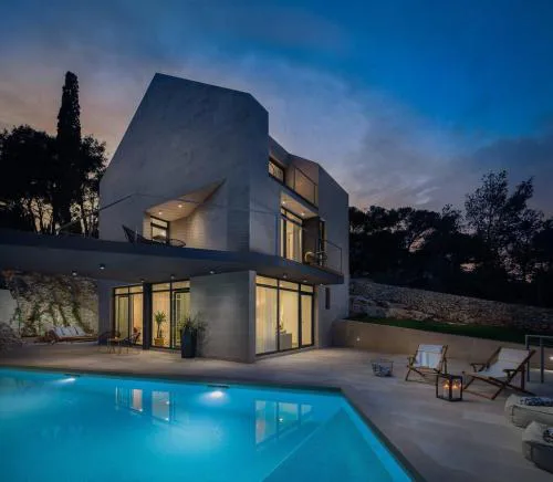 Unique 4-Bedroom Villa SemperVivum with pool in Sutivan