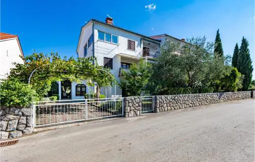 2 Bedroom Lovely Apartment In Zidarici