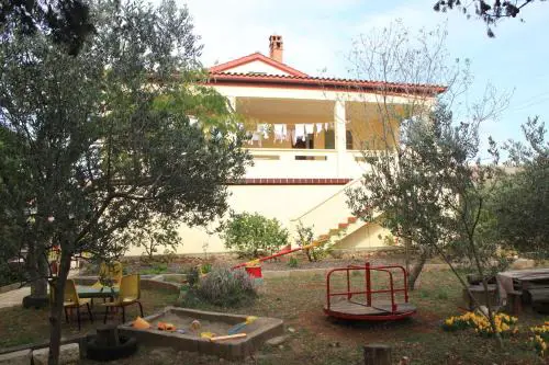 Apartments with parking space Ugljan - 8479