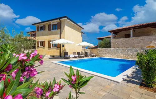4 Bedroom Beautiful Home In Turcic