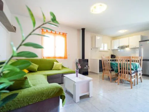 Olive's Garden House - Three Bedroom Holiday Home with Terrace and Sea View
