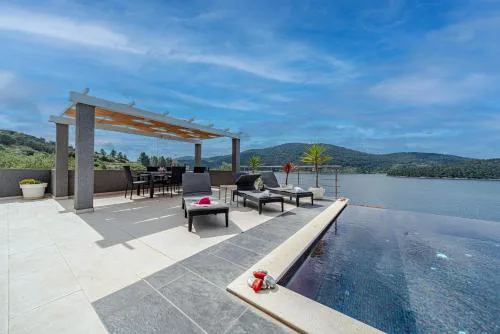 Villa Franka with pool and sea view