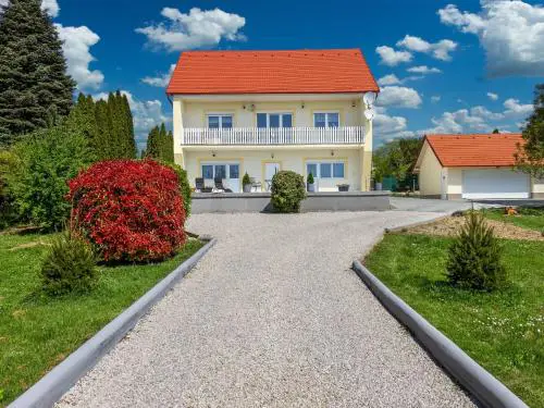 Apartment auf großem Gartengrundstück by Interhome