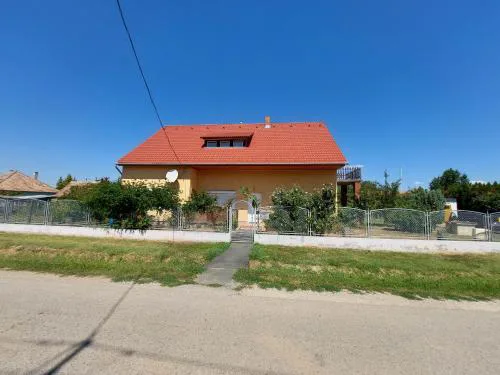 schönes Ferienhaus mit grossem Pool 1200 m zum Balaton
