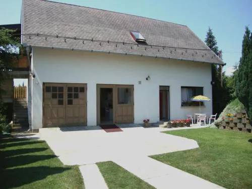 VUCA medencés, klimatizált Apartmanház