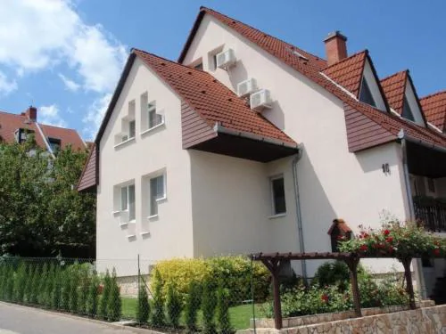 Apartment Wohnung mit Terrasse- Grill und Garten by Interhome