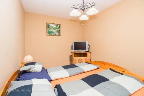 547 - Közvetlen vízparti, 2 hálószobás, kertkapcsolatos apartman