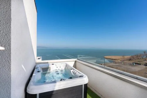 Sunset LakeView with Jacuzzi