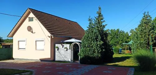 Klimatizált, medencés, jakuzzis nyaraló a Balatonnál!