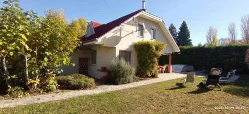 Magyar Tenger Pihenőház, for 2-8 person, 105 m2, garden, pool, free parking, 5 min from the Lake, Balatonakarattya