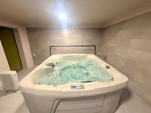 Chill & Pool Retreat Almádi