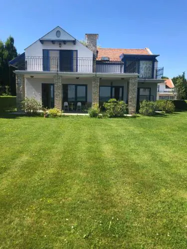 Balatonparti Villa