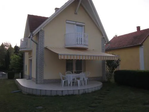 Holiday Home mit Terrassen- Balkonen sowie Parkplatz by Interhome