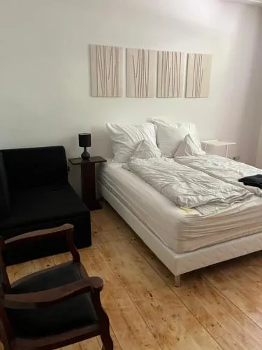 Utcára nyíló apartman