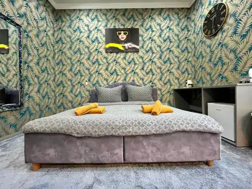 JohnGold Gold Room