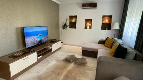 SIMPLY LOVELY Modern Apartment with BALCONY!