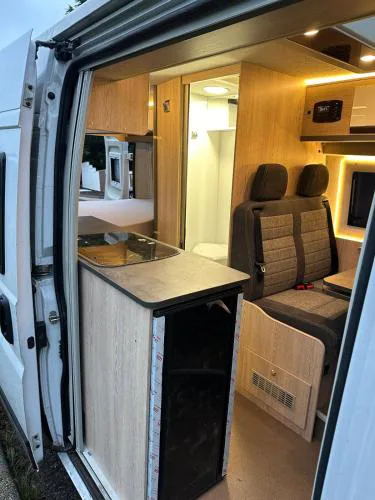 Lakoautó Berlés Luxus negykereken 2 Kastenwagen