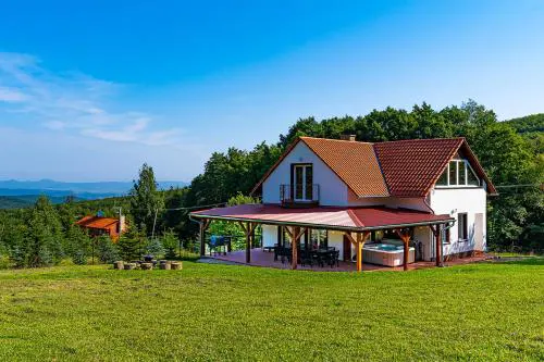 Villa Szalamandra - a Tisztás