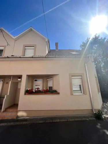 Kisvölgy House