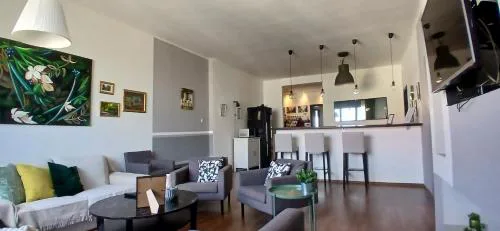 27 Shades of Green (4 bedroom 3 Bath Sunny Central)