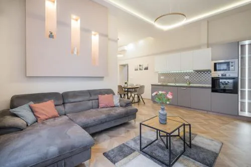 3 bedrooms bright apartment in the heart of the city free parking upon reservation