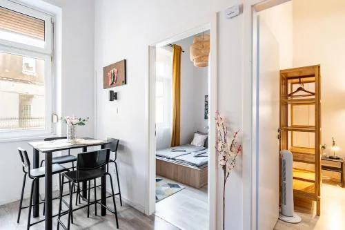A Cozy Stay for City Wanderers