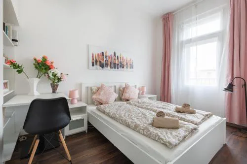 Adorable and Charming 2BR in City Center, Astoria