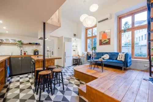 Art-Inspired 4BED 2BATH Gem by Fashion Street &Dohany