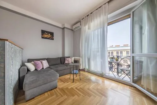 Astoria Balcony Apartment